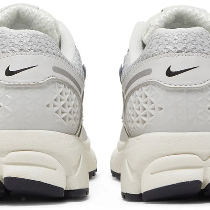 AIR ZOOM VOMERO 5 PHOTON DUST METALLIC SILVER