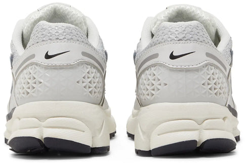 AIR ZOOM VOMERO 5 PHOTON DUST METALLIC SILVER